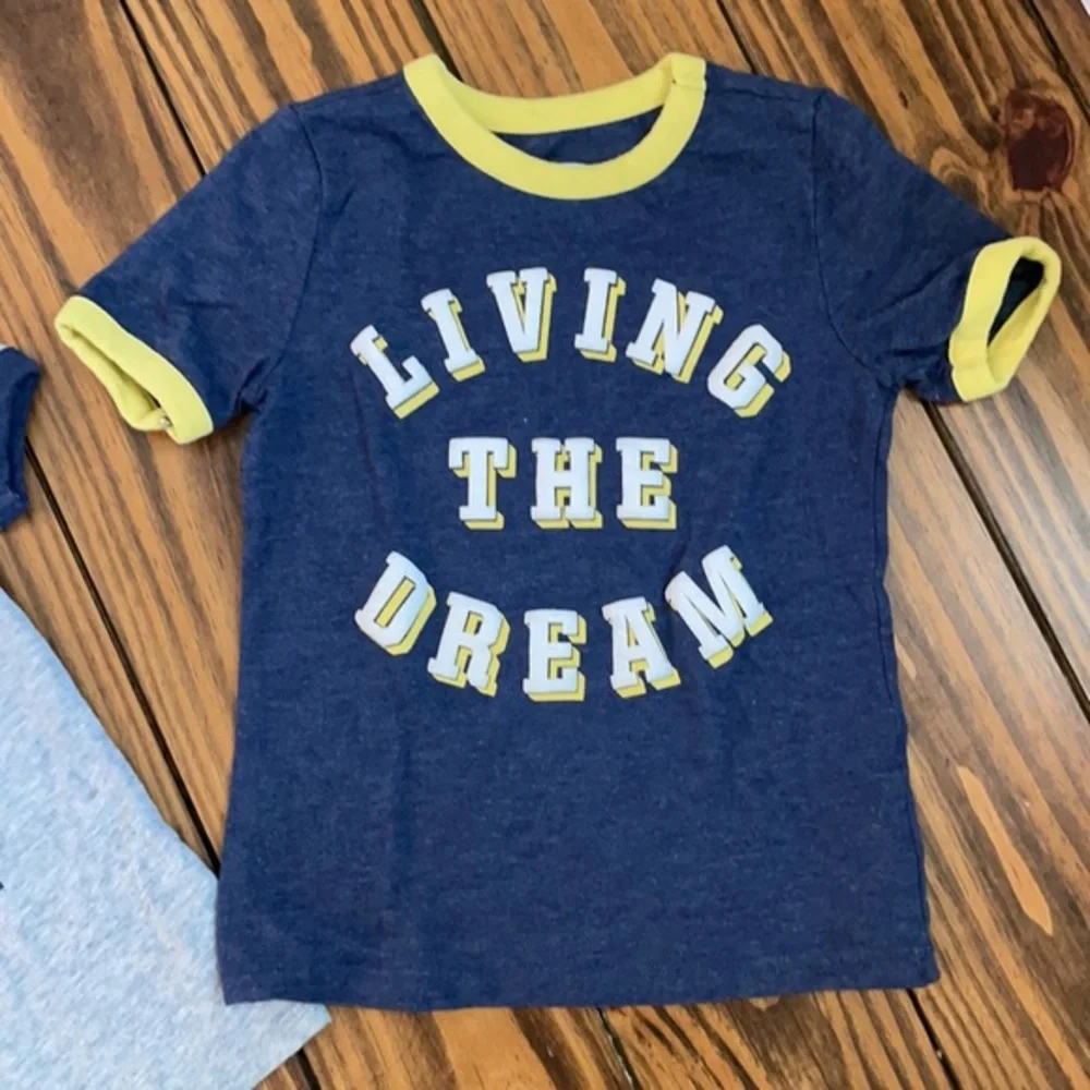 Old Navy Graphic Ts size 5T‎